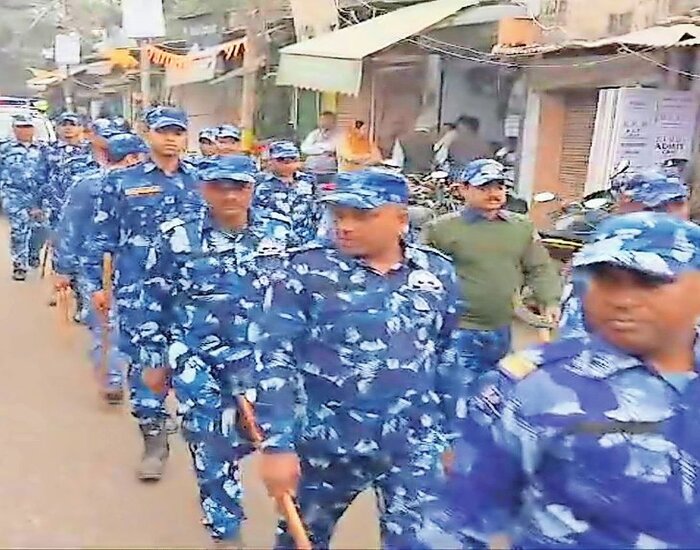 सरस्वती पूजा को लेकर पटना में RAF ने निकाला फ्लैग मार्च, नाकों पर वाहनों की चेकिंग.