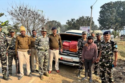 भारत-नेपाल सीमा पर लग्जरी वाहन से भारी मात्रा में गांजा जब्त