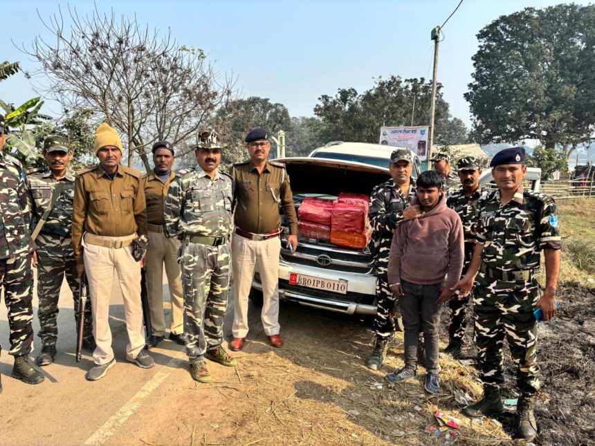 भारत-नेपाल सीमा पर लग्जरी वाहन से भारी मात्रा में गांजा जब्त