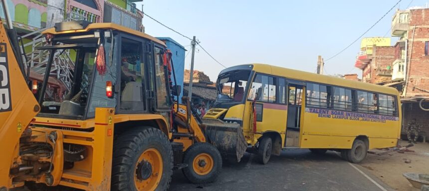 जमुई में स्कूली बस और बालू लदे ट्रक में भीषण टक्कर, कई बच्चे घायल