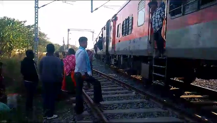 महाकुंभ की भीड़ से मगध एक्सप्रेस में हंगामा, कई यात्री घायल