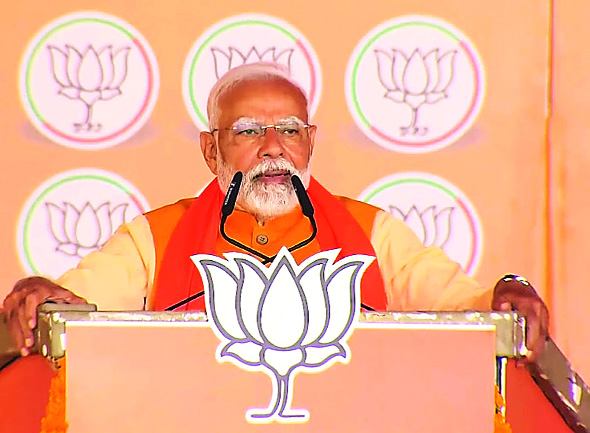 दिल्ली में बदलाव का वसंत आ गया व झाड़ू के तिनके बिखरने लगे : नरेंद्र मोदी