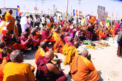 महाकुम्भ में पहली बार दुनिया के कई देशों के बौद्ध भिक्षुओं ने लगाई संगम में डुबकी