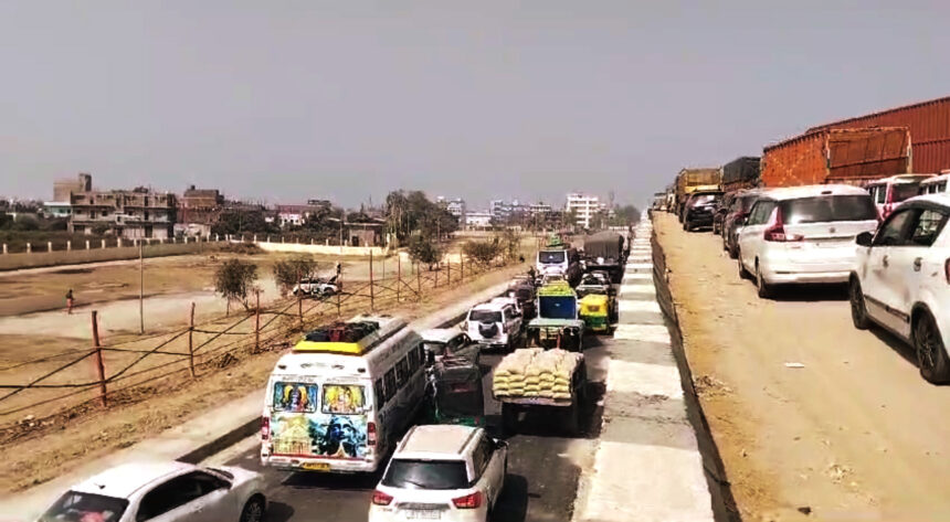 कैमूर में एनएच-19 पर भीषण जाम, महाकुंभ जाने और लौटने वाले यात्री फंसे, पुलिस परेशान
