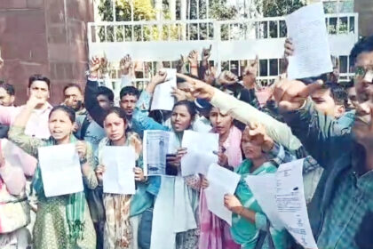 मध्यान्ह भोजन योजना में डाटा एंट्री ऑपरेटरों की सेवा समाप्ति पर विरोध प्रदर्शन