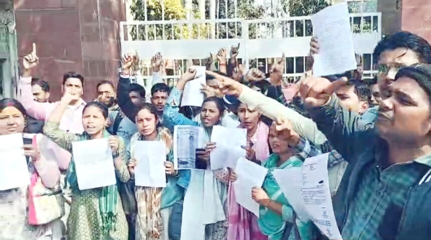 मध्यान्ह भोजन योजना में डाटा एंट्री ऑपरेटरों की सेवा समाप्ति पर विरोध प्रदर्शन
