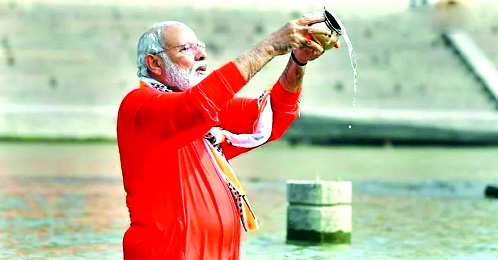 प्रधानमंत्री नरेन्द्र मोदी ने संगम में डुबकी लगाकर दिया वसुधैव कुटुम्बकम का संदेश