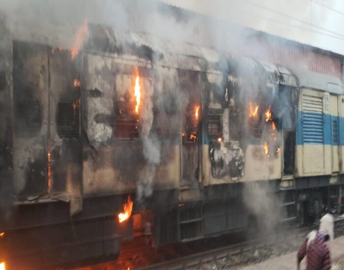 पटना जंक्शन पर युवक की धू-धू कर जलकर मौत, रेलवे प्रशासन पर सवाल.
