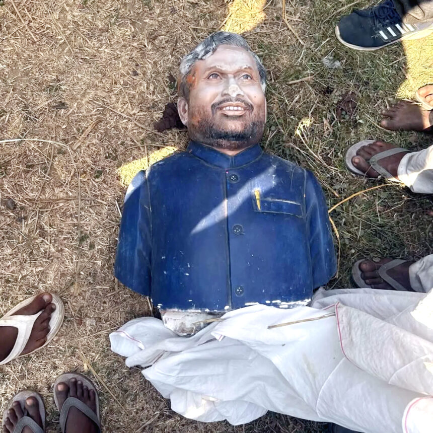 औरंगाबाद में उपद्रवियों ने तोड़ी रामविलास पासवान की प्रतिमा, सुरक्षा बल तैनात