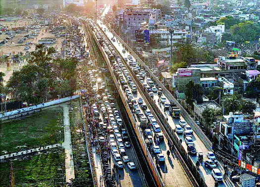 सासाराम में 35 किमी लंबा जाम, महाकुंभ जाने वाले गाड़ियों में फंसे लोग, खाने-पीने की किल्लत