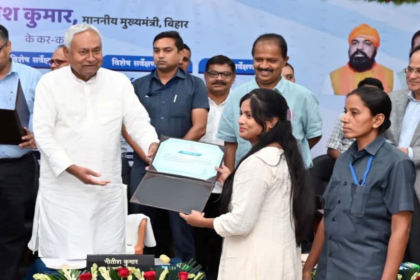 नीतीश कुमार ने 10 लाख नौकरियों के किये वादे, 6837 अभ्यर्थियों को सौंपे नियुक्ति पत्र