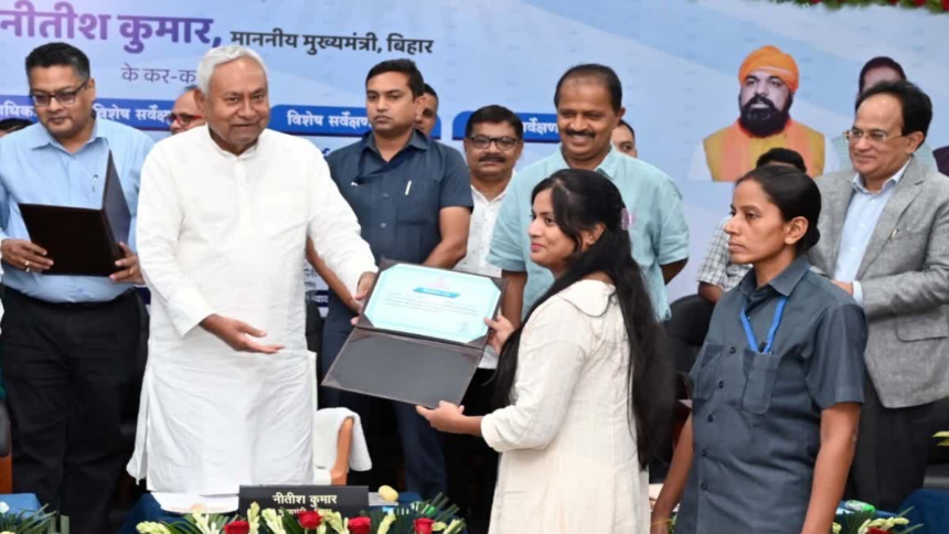 नीतीश कुमार ने 10 लाख नौकरियों के किये वादे, 6837 अभ्यर्थियों को सौंपे नियुक्ति पत्र