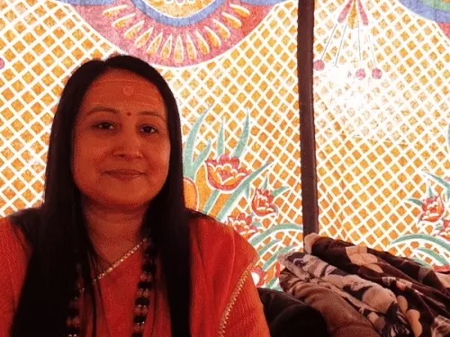 गीता सुनाने से संन्यास तक का सफर, इंटरनेशनल कंपनी की नौकरी छोड़ी, अब बनीं महामंडलेश्वर