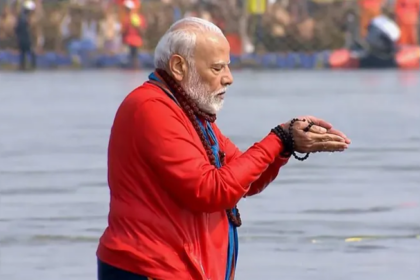 पीएम मोदी ने संगम में लगाई आस्था की डुबकी, गंगा पूजन और सूर्य को दिया अर्घ्य