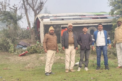 बिहार में सिलीगुड़ी से प्रयागराज महाकुंभ जा रही बस पलटी, 45 यात्री बाल-बाल बचे