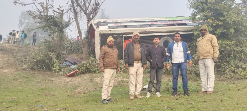 बिहार में सिलीगुड़ी से प्रयागराज महाकुंभ जा रही बस पलटी, 45 यात्री बाल-बाल बचे