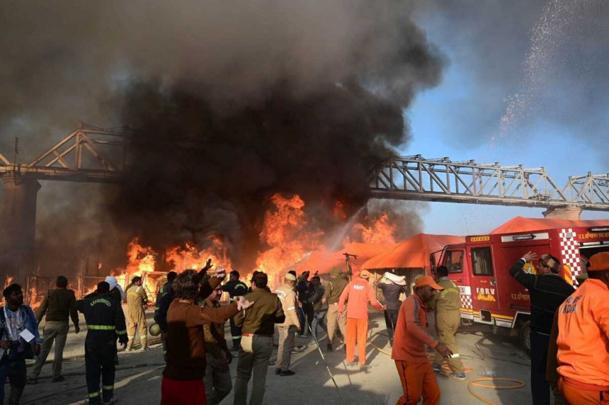 महाकुंभ में 22 टेंट में लगी आग, 12 फायर ब्रिगेड की गाड़ी दौड़ी, बाल-बाल बचे लोग