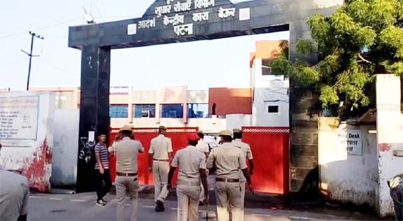 बेऊर जेल में छापेमारी, ज्वेलरी लूट कांड में 40 अपराधी रिमांड पर!