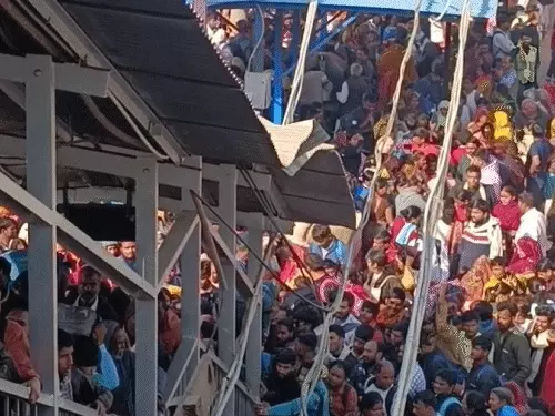 महाकुंभ के लिए शौचालय में बैठकर जाने के लिए विवश हुए लोग!