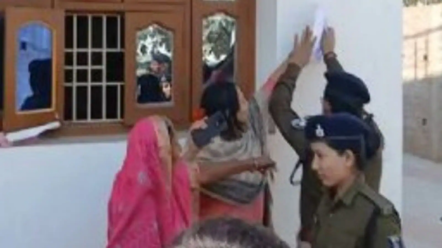 मोकामा शूटआउट मामले में फरार गैंगस्टर मोनू की पत्नी और बहन ने फाड़ा नोटिस, मामला दर्ज