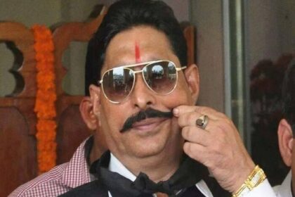 मोकामा के बाहुबली अनंत सिंह को लम्बे समय तक जेल में रहना पड़ सकता है.कोर्ट ने मोकामा शूटआउट केस में गुरुवार को पूर्व विधायक अनंत सिंह की जमानत याचिका खारिज कर दी  है. MP-MLA कोर्ट के इस फैसले के खिलाफ अनंत सिंह हाई कोर्ट जायेगें.पहले बुधवार को पूर्व विधायक की जमानत पर सुनवाई हुई.