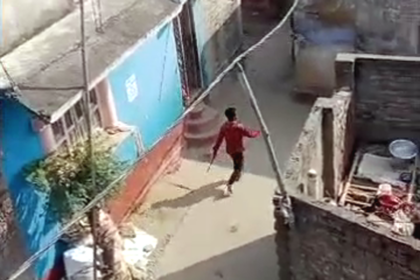 बेगूसराय में छेड़खानी का विरोध करने पर युवक ने की फायरिंग, लोगों ने पकड़कर किया पुलिस के हवाले