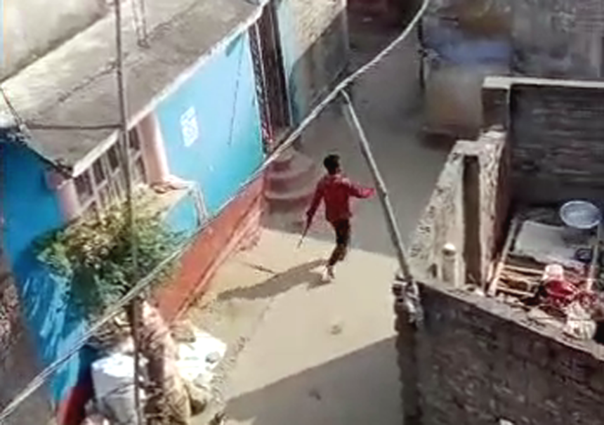 बेगूसराय में छेड़खानी का विरोध करने पर युवक ने की फायरिंग, लोगों ने पकड़कर किया पुलिस के हवाले