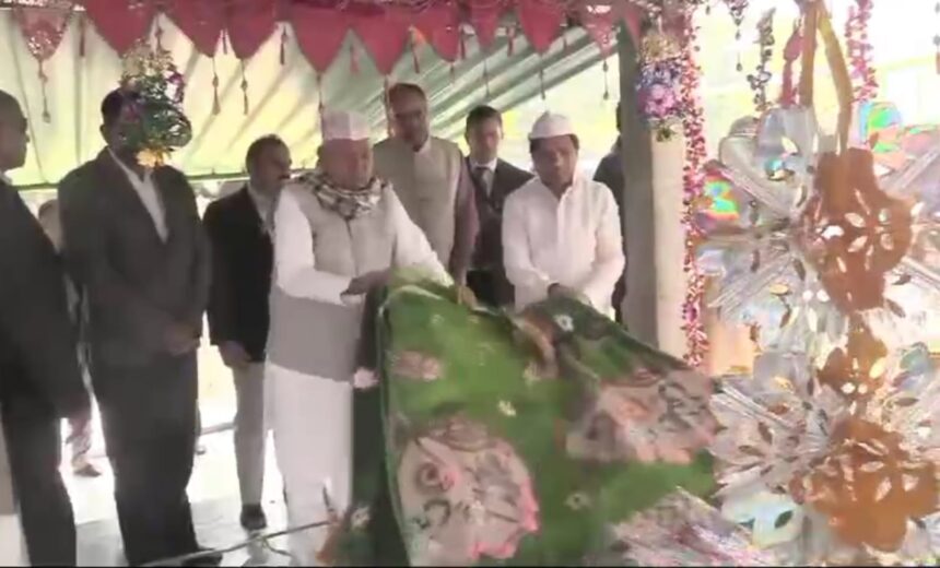 मनेर शरीफ में CM नीतीश ने चादरपोशी कर मांगी बिहार की तरक्की की दुआ!