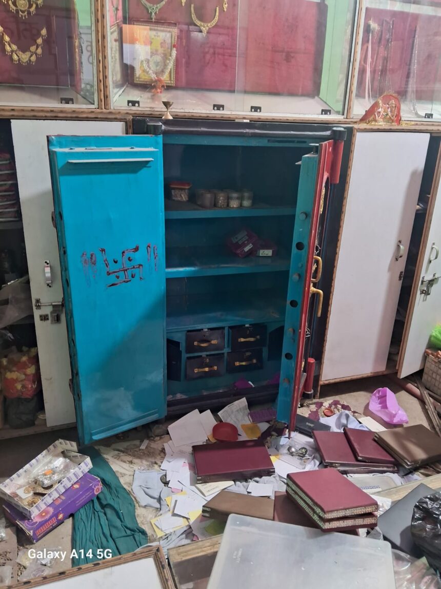 भीषण चोरी: स्प्रे कटर से दुकान का ताला तोड़कर 8 लाख के गहने और नकदी ले उड़े चोर