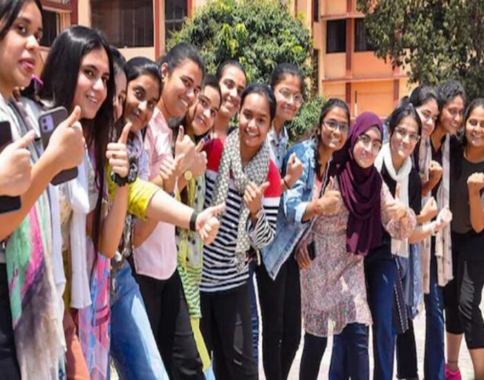 5 हजार छात्राओं के बीच अकेला एग्जाम दे रहा एक लड़का,क्यों है परेशान.