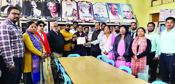 विभावि शिक्षाशास्त्र विभाग को दान में मिले 26 अनमोल पुस्तक