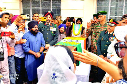 शहीद कैप्टन करमजीत सिंह बक्शी को दी गई अंतिम विदाई, भारत मत की जय के लगे नारे