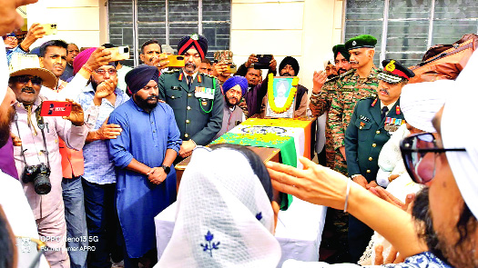 शहीद कैप्टन करमजीत सिंह बक्शी को दी गई अंतिम विदाई, भारत मत की जय के लगे नारे
