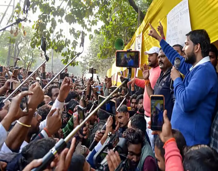 खान सर के आरोप से भूचाल,एक अधिकारी की पत्नी के अकाउंट में 1000 करोड़ आने का दावा.