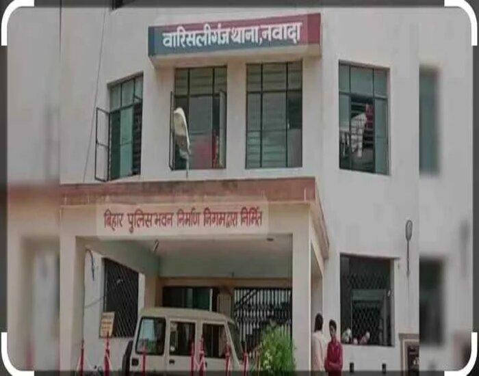 थानेदार की कुर्सी पर बैठा युवक, दारोगा और सिपाही को पीटा,थाने में मची अफरा-तफरी.