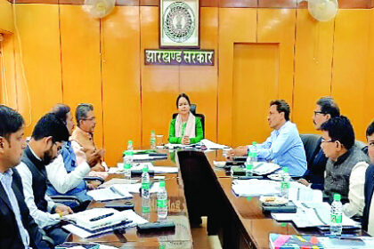 नाबार्ड के सहयोग से चल रहीं योजनाओं को गति दें अधिकारी : मुख्य सचिव