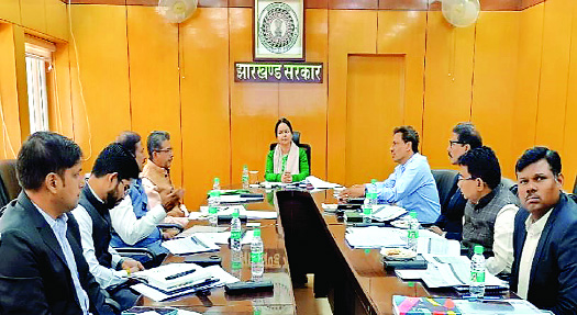नाबार्ड के सहयोग से चल रहीं योजनाओं को गति दें अधिकारी : मुख्य सचिव