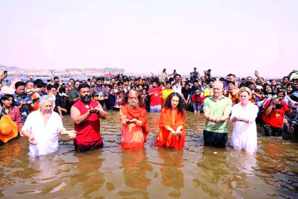 25 देशों और पांच महाद्वीपों से आये श्रद्धालुओं ने संगम में लगायी आस्था की डुबकी