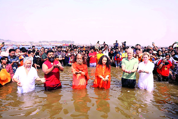 25 देशों और पांच महाद्वीपों से आये श्रद्धालुओं ने संगम में लगायी आस्था की डुबकी