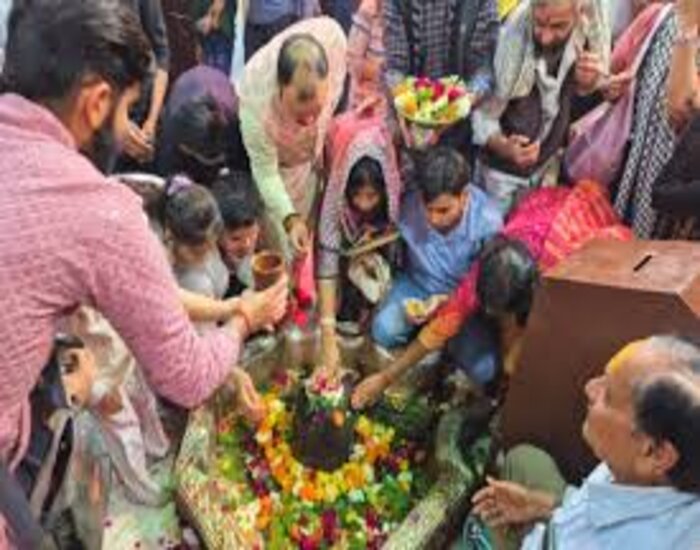 महाशिवरात्रि को शिवालयों में उमड़ी श्रद्धालुओं की भीड़,निकलेंगी 31 झांकियां.