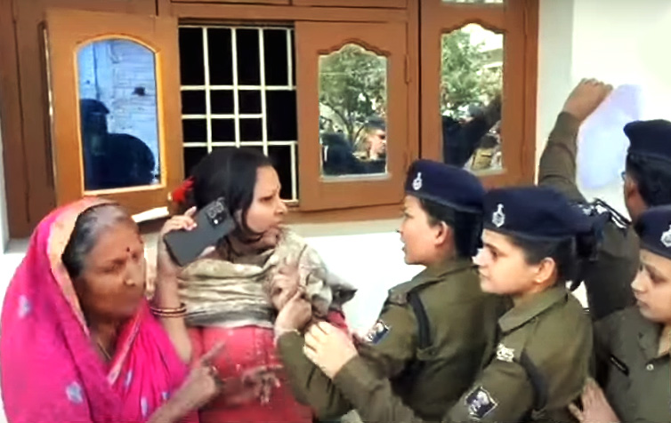 सोनू-मोनू गैंग के घर पहुंची थी पुलिस, बहन ने किया ये हाल
