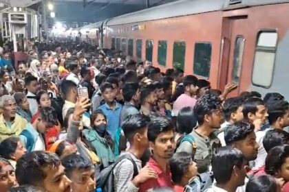 महाकुंभ जाने वाले यात्रियों ने आरा में जमकर काटा बवाल,संपूर्ण क्रांति के शीशे तोड़े.