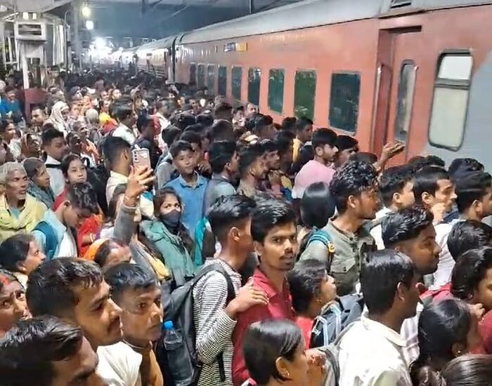 महाकुंभ जाने वाले यात्रियों ने आरा में जमकर काटा बवाल,संपूर्ण क्रांति के शीशे तोड़े.