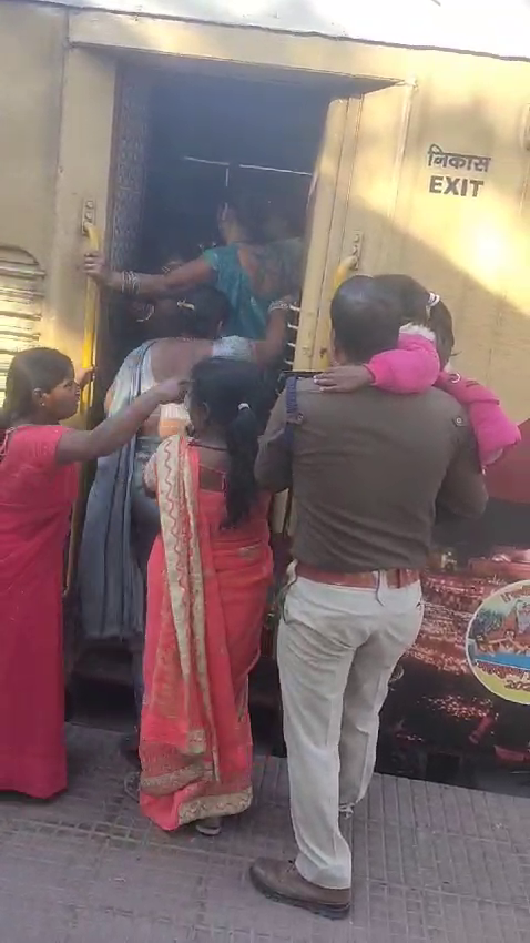 डेहरी-ऑन-सोन रेलवे स्टेशन पर आरपीएफ इंस्पेक्टर ने दिखाई मिसाल, यात्रियों को खिड़की से चढ़ाया