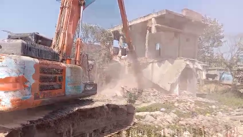 गंगा किनारे बने अवैध इन मकानों पर कल चलेगा बुलडोजर, प्रशासन ने कसी कमर!