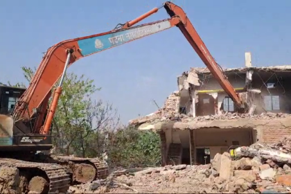 गंगा किनारे अवैध इमारतों पर आज भी चलेगा हथौड़ा