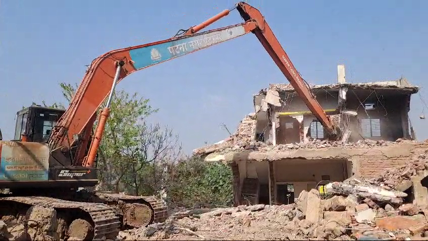 गंगा किनारे अवैध इमारतों पर आज भी चलेगा हथौड़ा