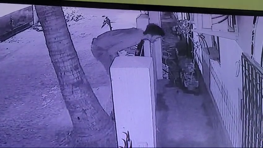 रिटायर्ड IPS अधिकारी के घर चोरों का धावा, CCTV में कैद हुई वारदात