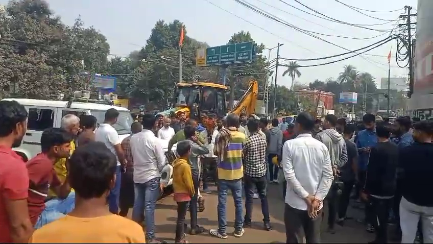 रोजी-रोटी पर संकट, दुकानदारों को हटाने पहुंची पुलिस, मचा हंगामा