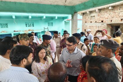 डीएम ने महादलितों के लिए चलाई जा रही योजनाओं का किया निरीक्षण
